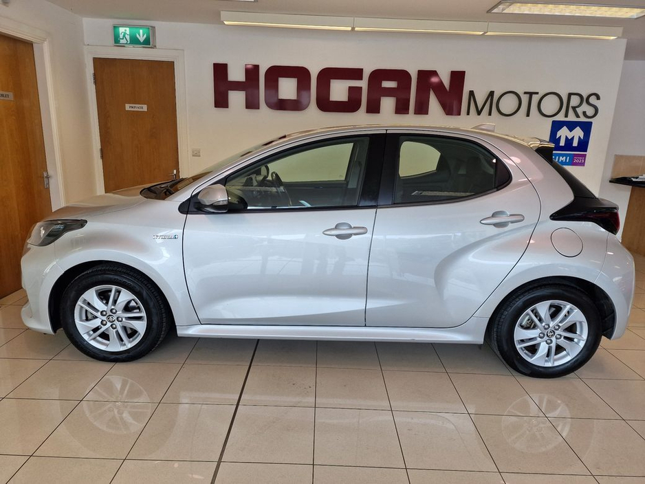 2022 Toyota Yaris - image 4