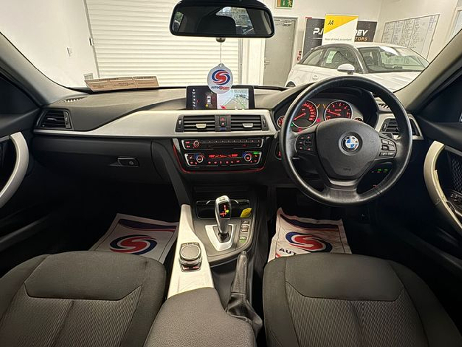 2016 BMW 3 Series - image 9