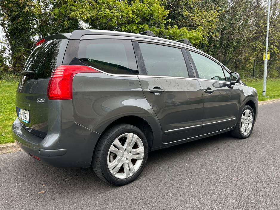 2016 Peugeot 5008 - image 2