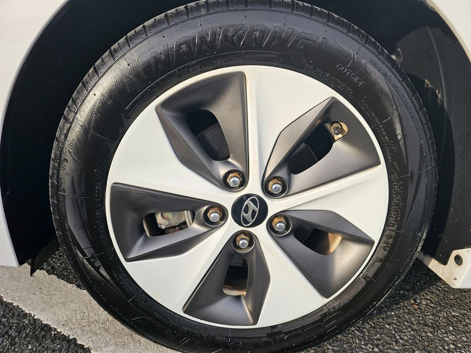 2018 Hyundai Ioniq FULL E V, 200 KM RANGE, FULL DEALER HISTORY, NEW NCT, FINANCE, WARRANTY, 5 STAR REVIEWS €9,995