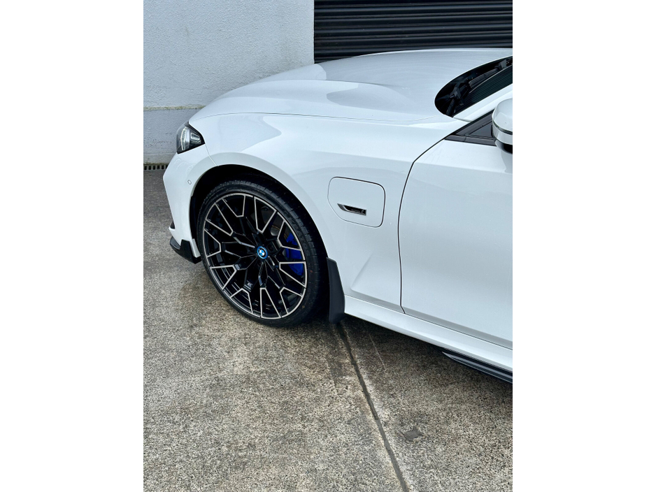 2022 BMW 3 Series - image 11