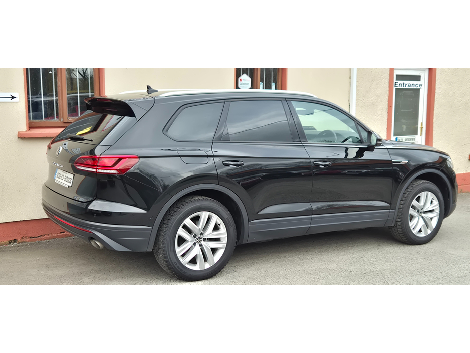 2023 Volkswagen Touareg - image 4