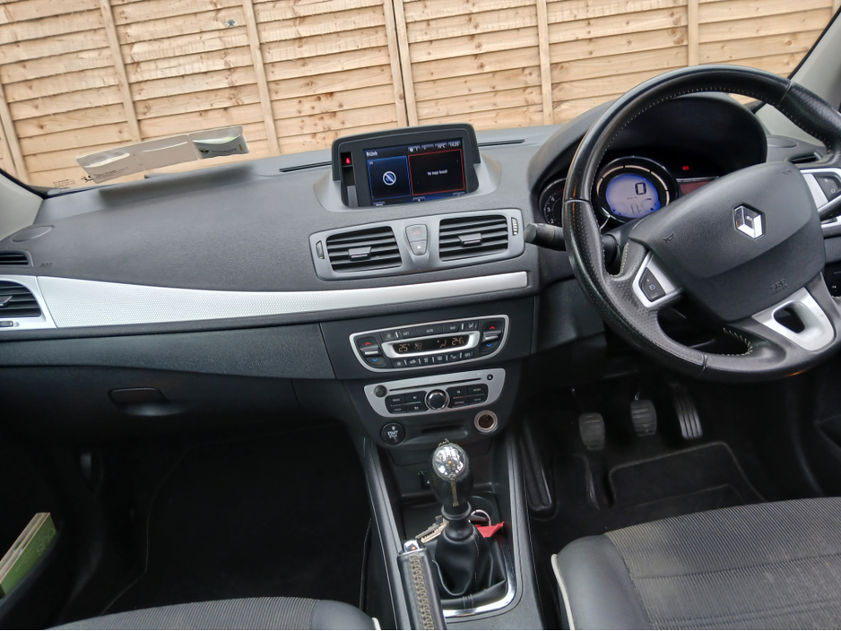 2013 Renault Fluence - image 4