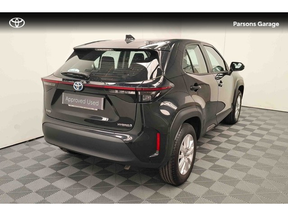 2023 Toyota Yaris Cross - image 2