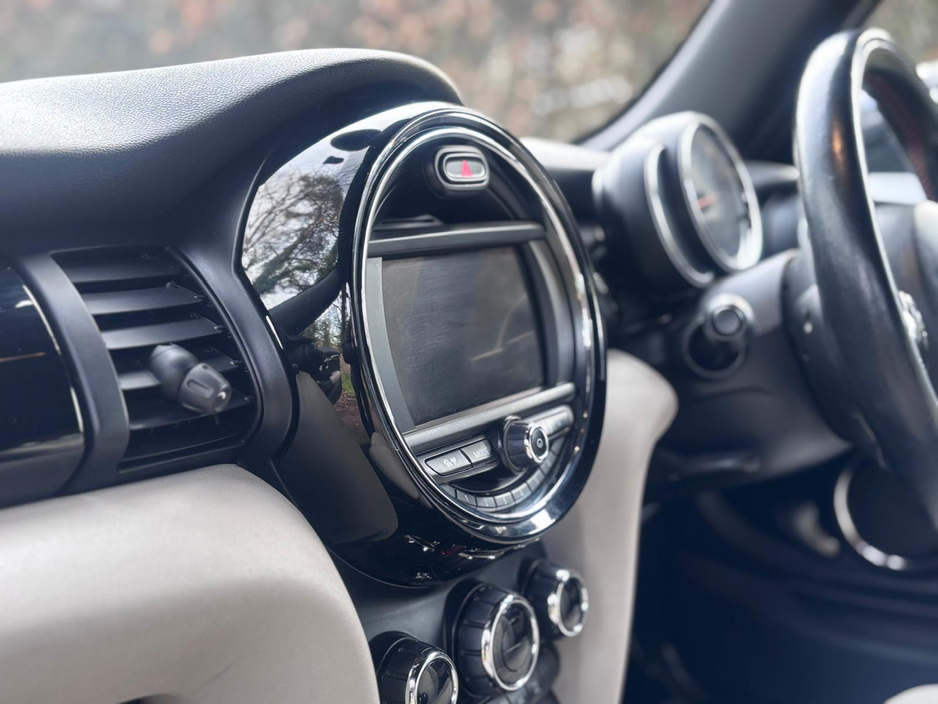 2017 MINI Hatch - image 15