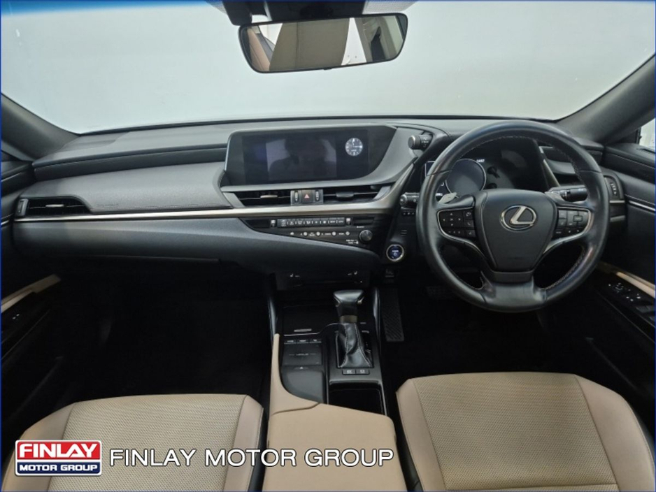 2019 Lexus ES 300 H - image 2