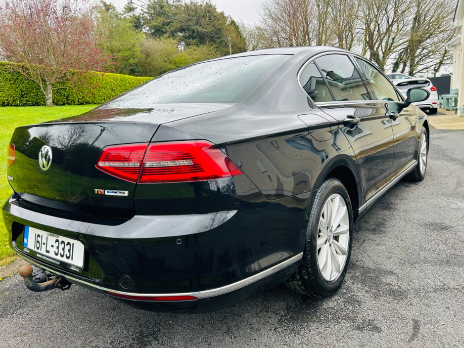 2016 Volkswagen Passat - image 3