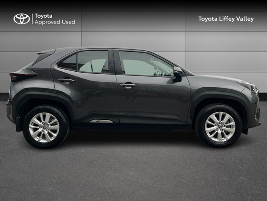 2023 Toyota Yaris Cross - image 3