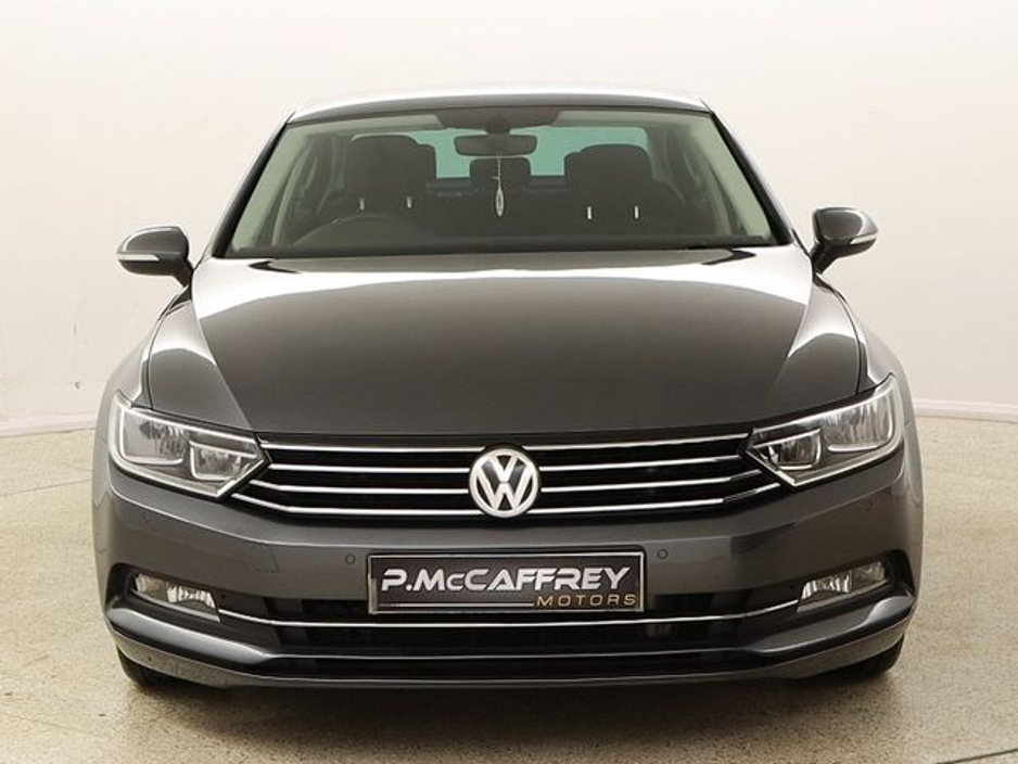 2016 Volkswagen Passat - image 2
