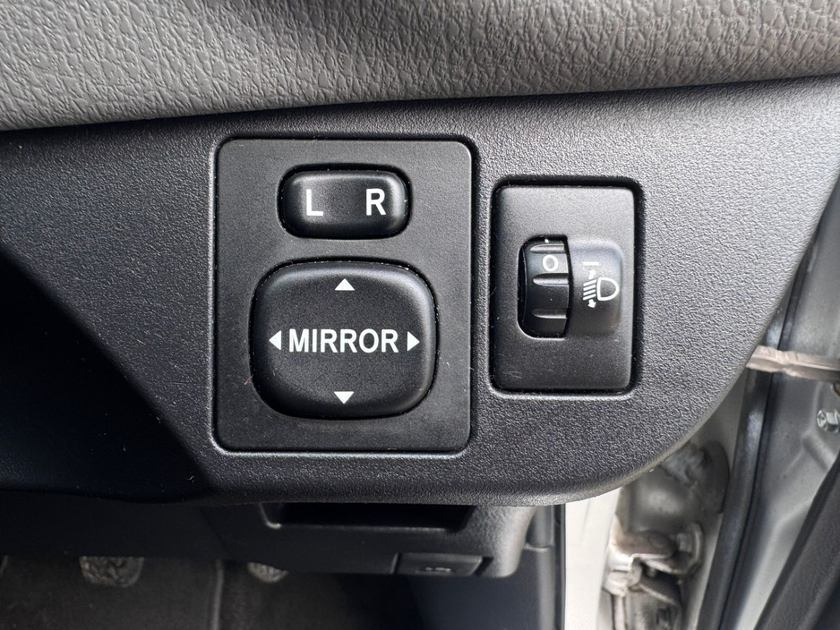 2016 Toyota Yaris - image 25