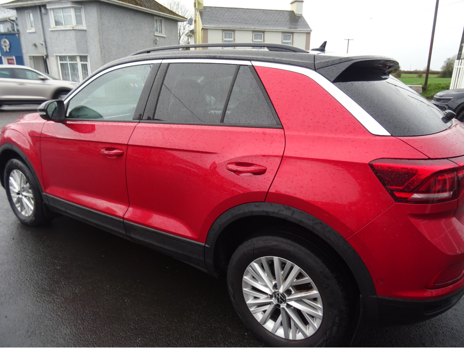 2023 Volkswagen T-Roc - image 5