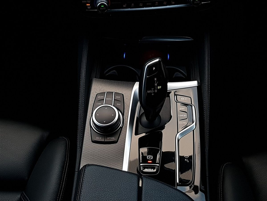 2022 BMW 5 Series - image 10