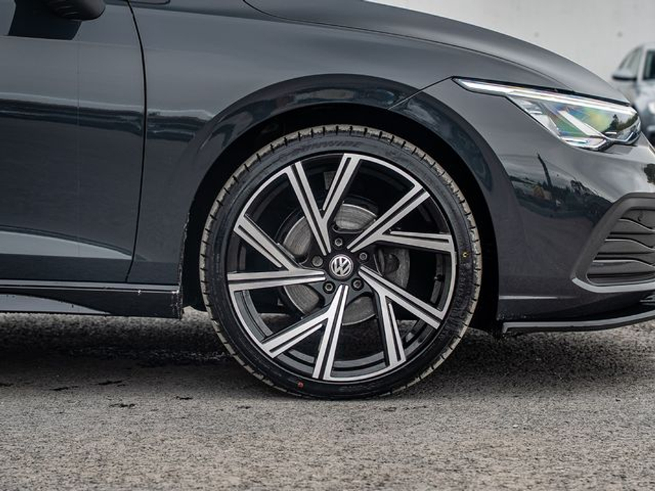 2023 Volkswagen Golf - image 3