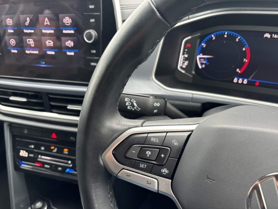 2024 Volkswagen T-Roc - image 14