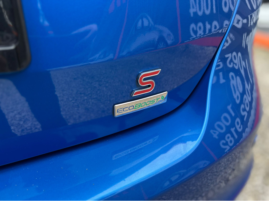 2015 Ford Focus - image 16