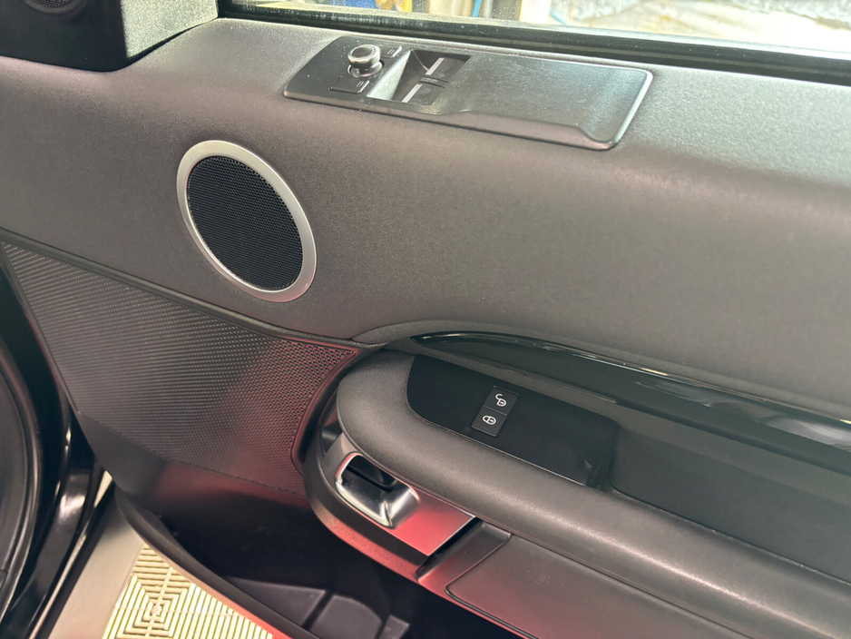 2019 Land Rover Discovery - image 12