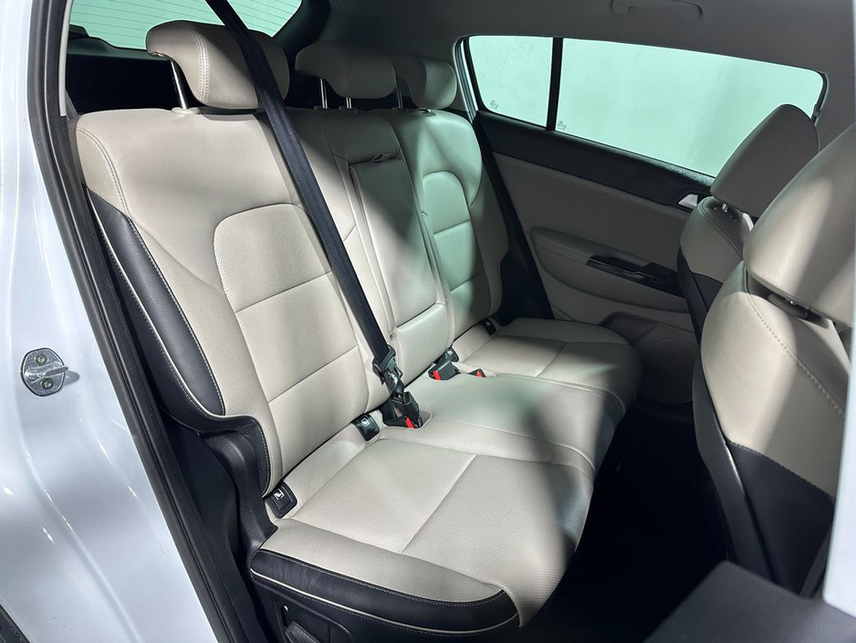 2020 Kia Sportage - image 11