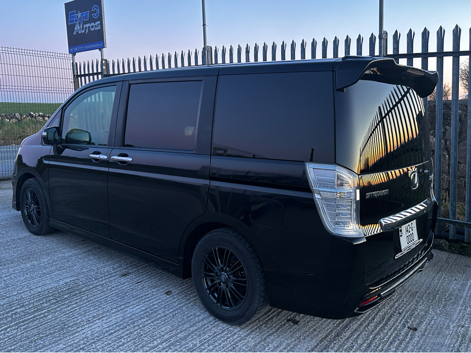 2014 Honda Stepwagon - image 10