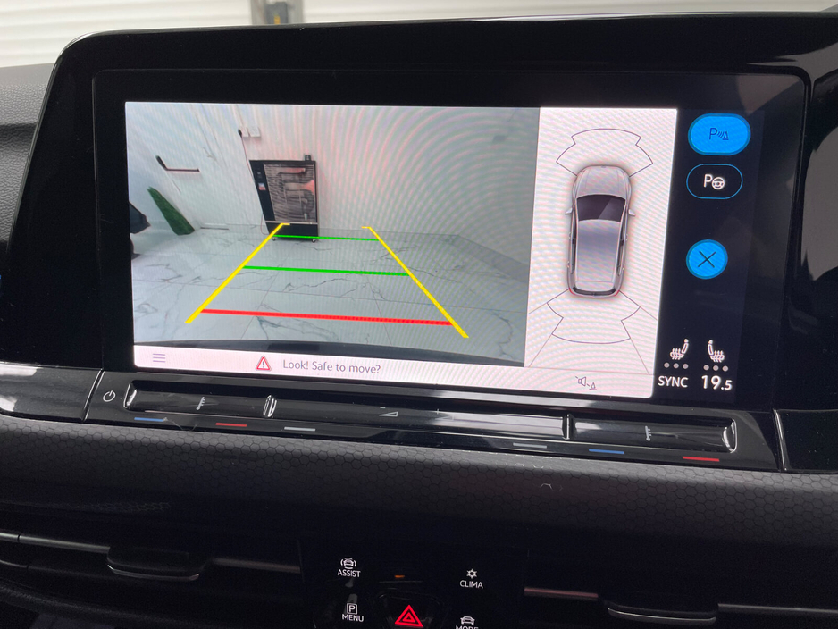 2022 Volkswagen Golf - image 11