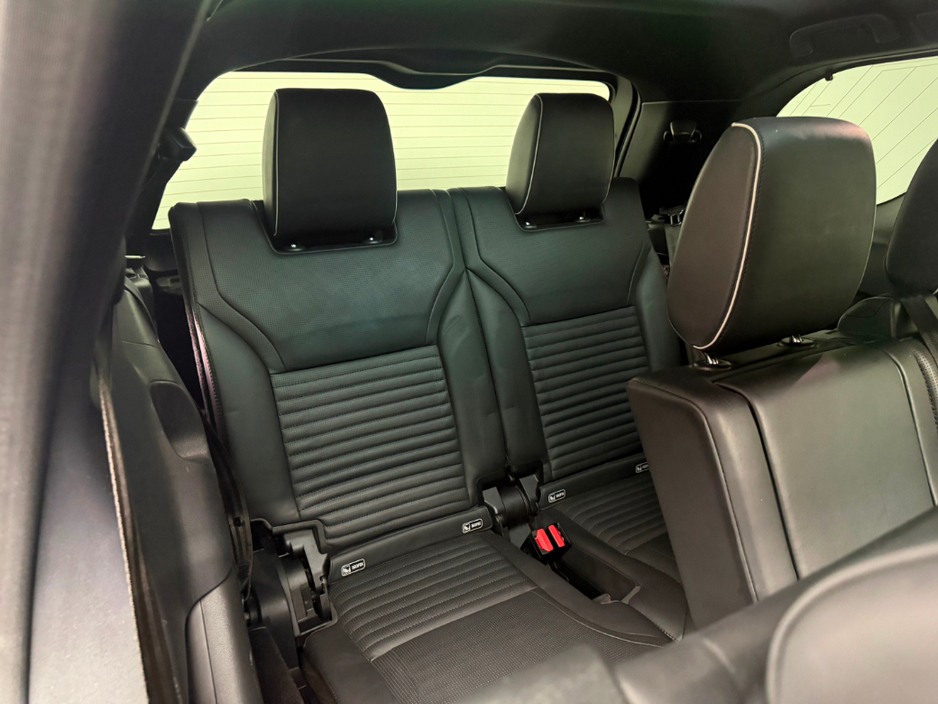 2020 Land Rover Discovery - image 15