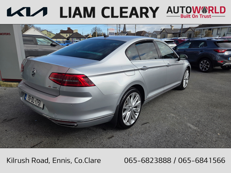 2015 Volkswagen Passat - image 3