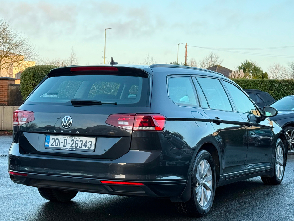 2020 Volkswagen Passat - image 5