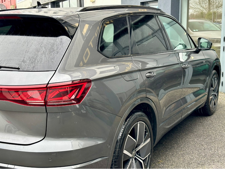 2025 Volkswagen Touareg - image 5