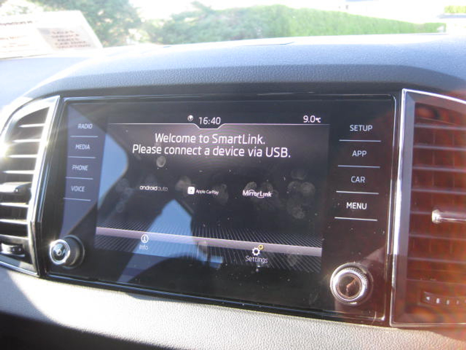 2020 Skoda Karoq - image 8