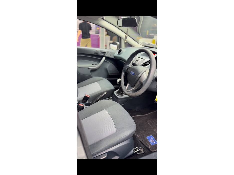 2011 Ford Fiesta - image 8
