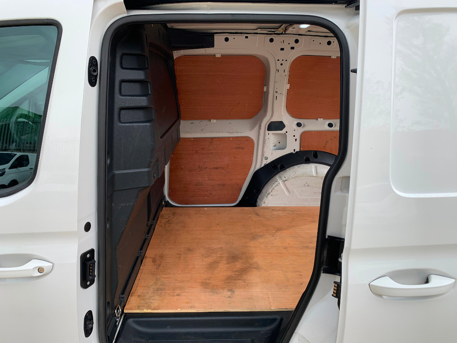 2022 Volkswagen Caddy - image 12