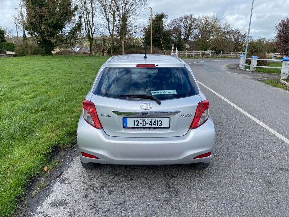 2012 Toyota Yaris - image 6