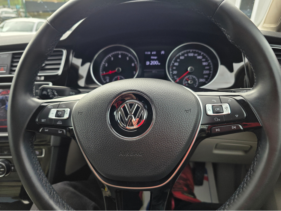 2015 Volkswagen Golf - image 25