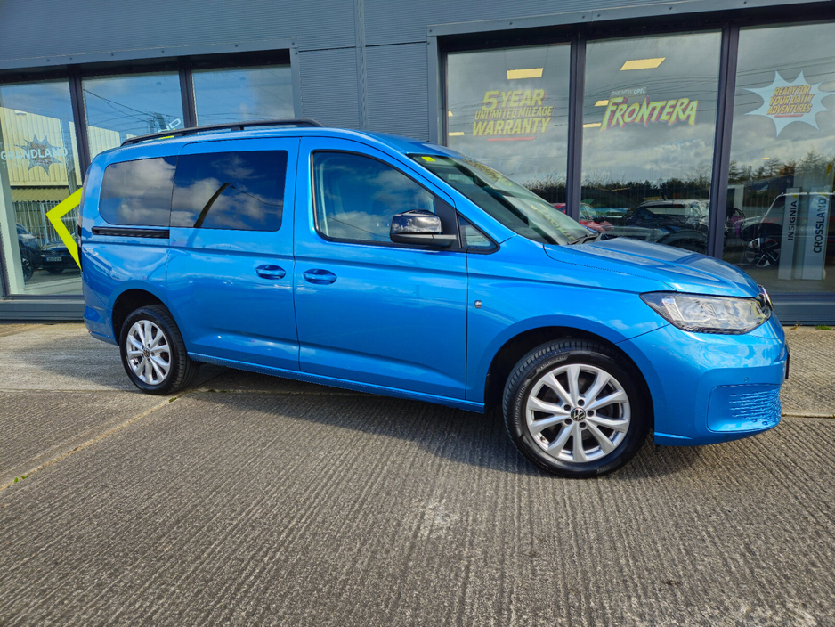 2023 Volkswagen Caddy Maxi Life - image 3