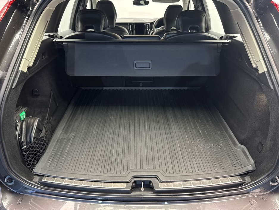 2022 Volvo XC60 - image 9