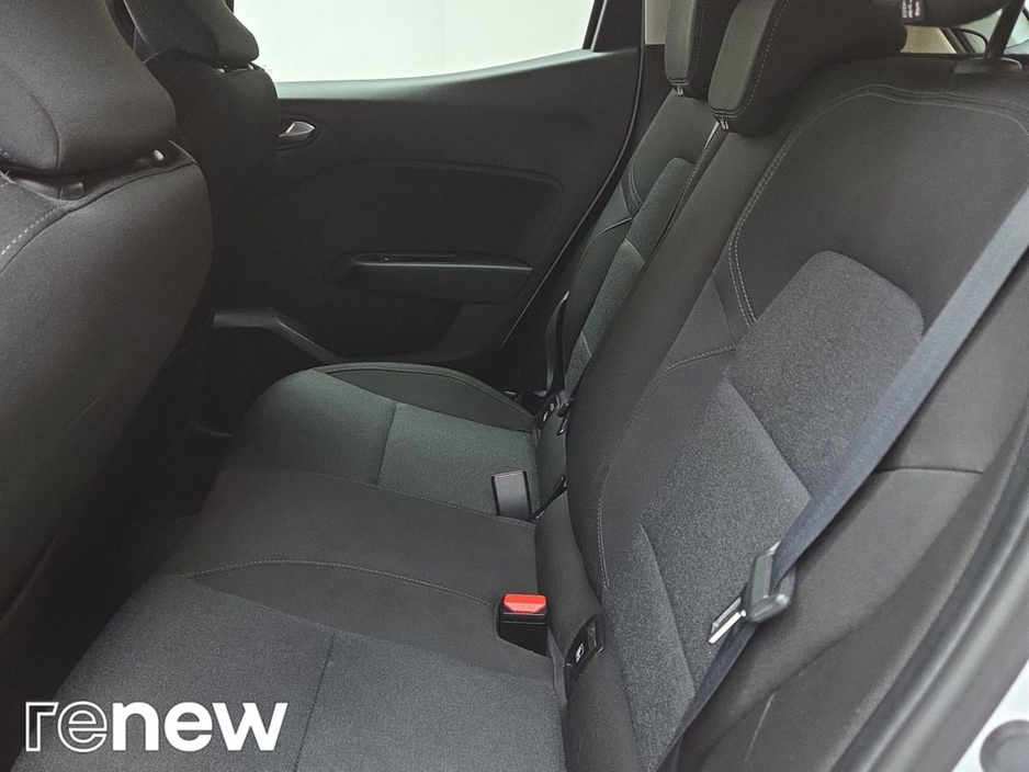 2022 Renault Clio Iconic TCe 90 €15,995