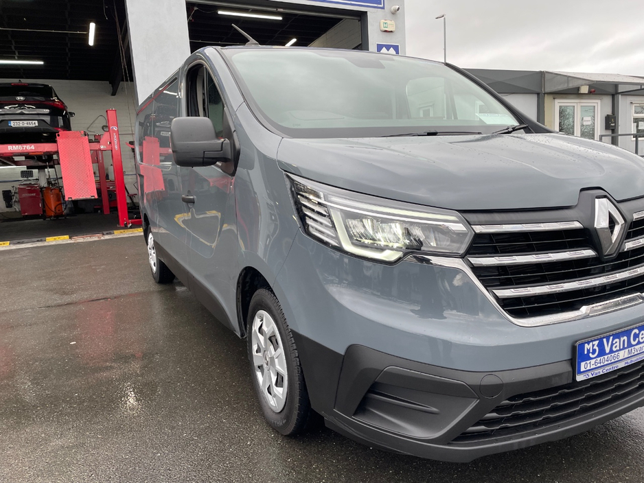 2023 Renault Trafic - image 9