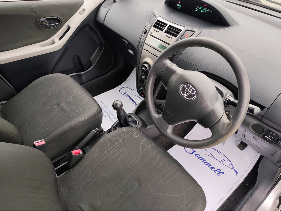 2009 Toyota Yaris - image 7
