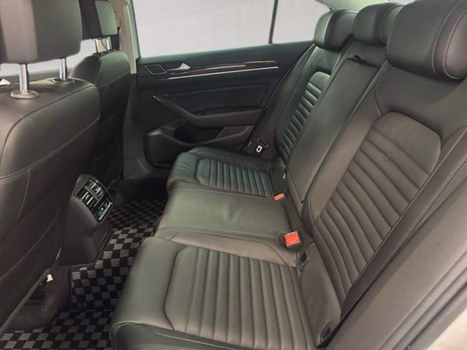 2018 Volkswagen Passat - image 16