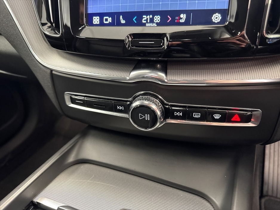 2022 Volvo XC60 - image 17