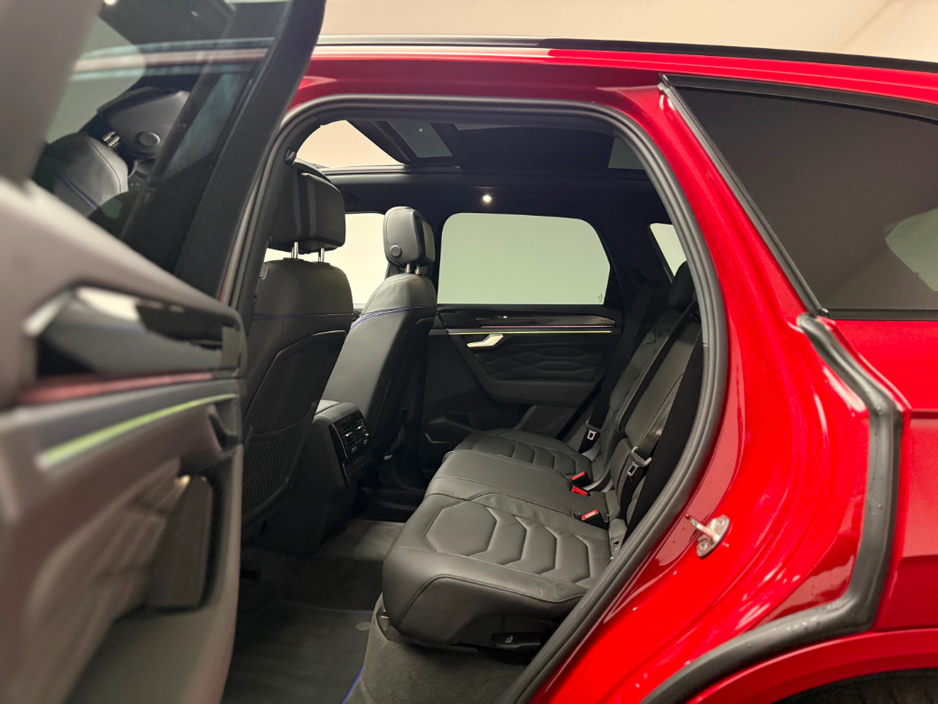 2025 Volkswagen Touareg - image 15