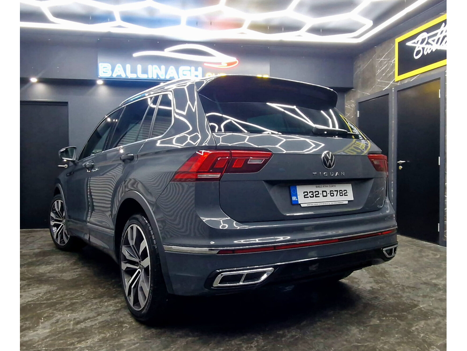 2023 Volkswagen Tiguan - image 2