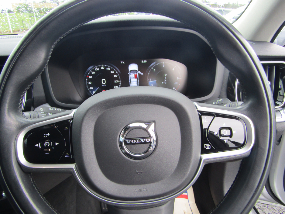 2020 Volvo V60 - image 18