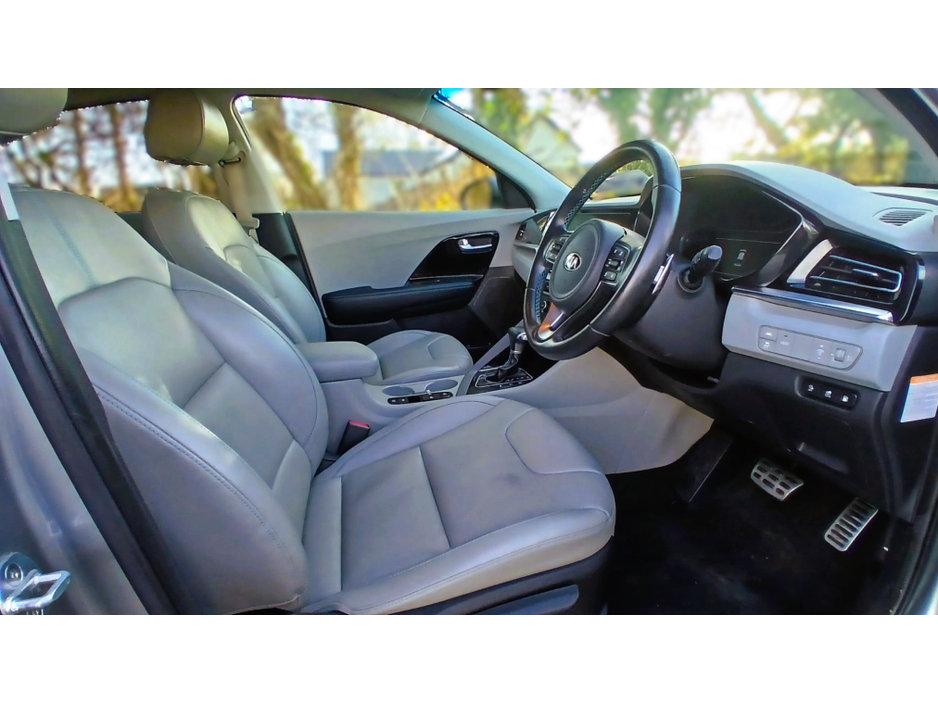 2020 Kia Niro - image 9