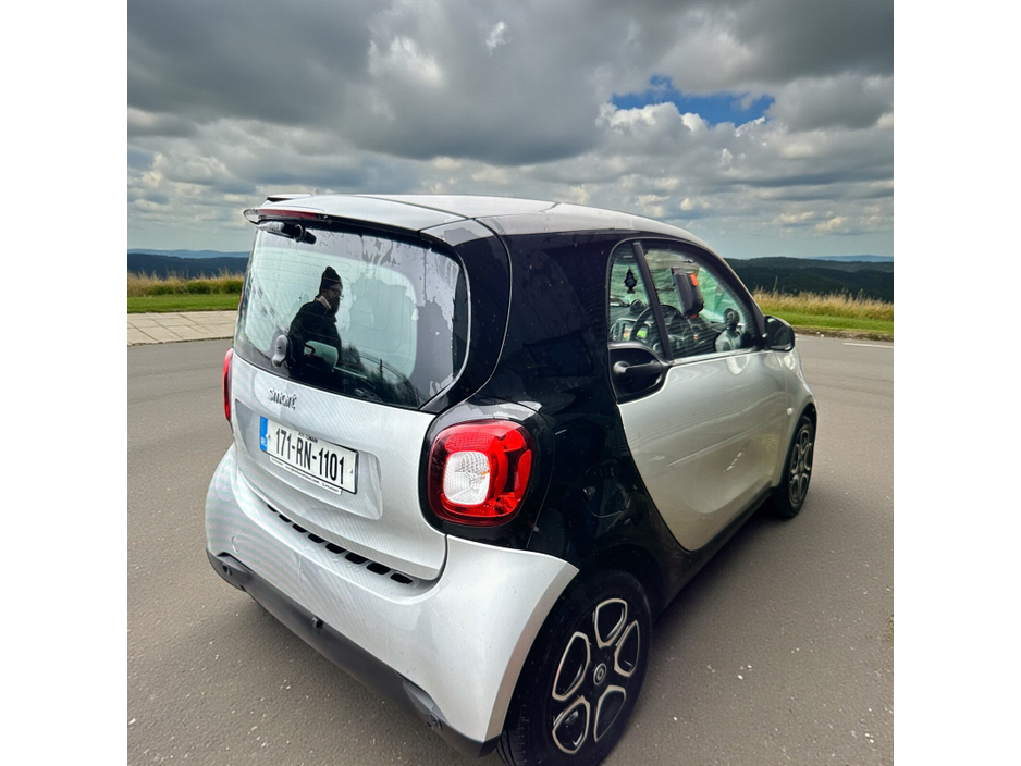 2017 Smart Fortwo - image 12