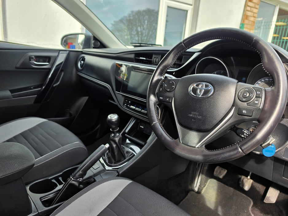2016 Toyota Auris - image 18