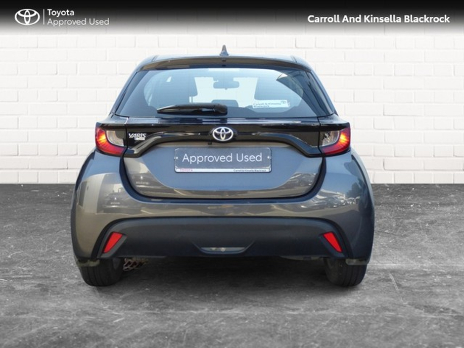 2023 Toyota Yaris - image 5