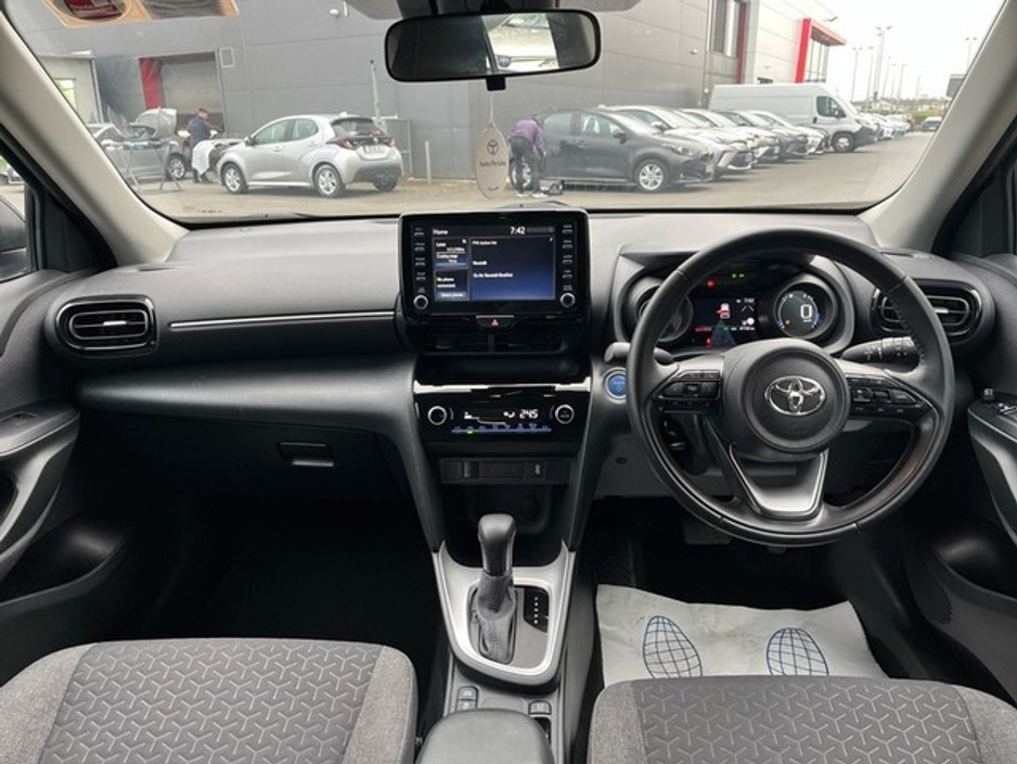 2023 Toyota Yaris Cross - image 8