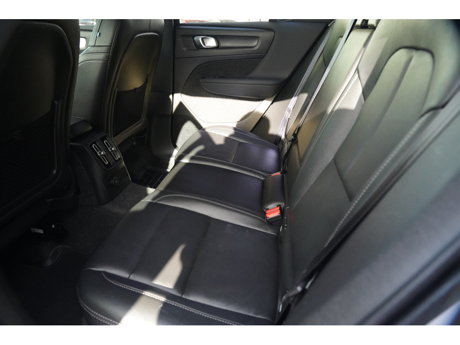 2021 Volvo XC40 - image 17