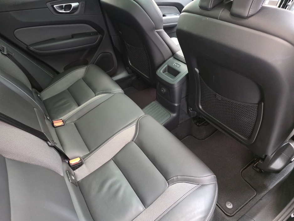 2025 Volvo XC60 - image 10