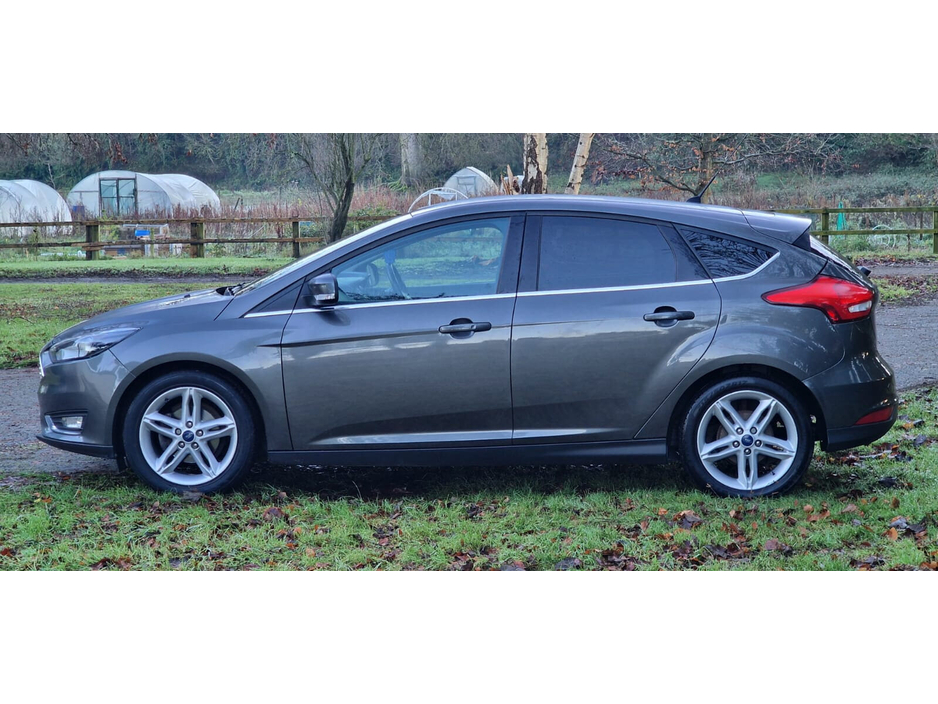 2016 Ford Focus - image 4
